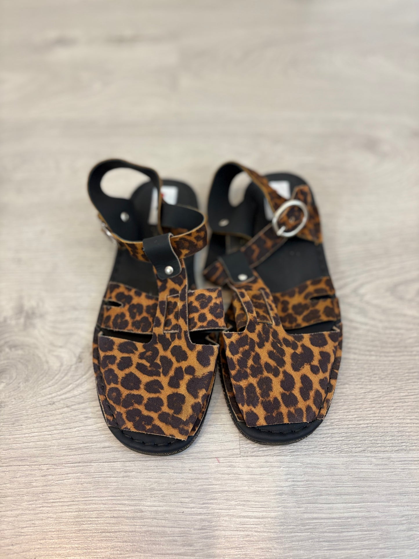 YNESUELVES. Sandalias animal print  fisherman