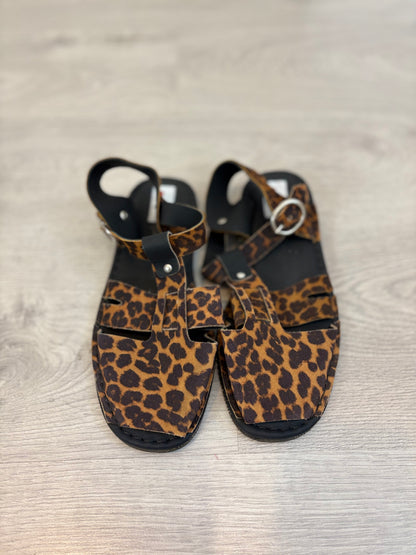 YNESUELVES. Sandalias animal print  fisherman