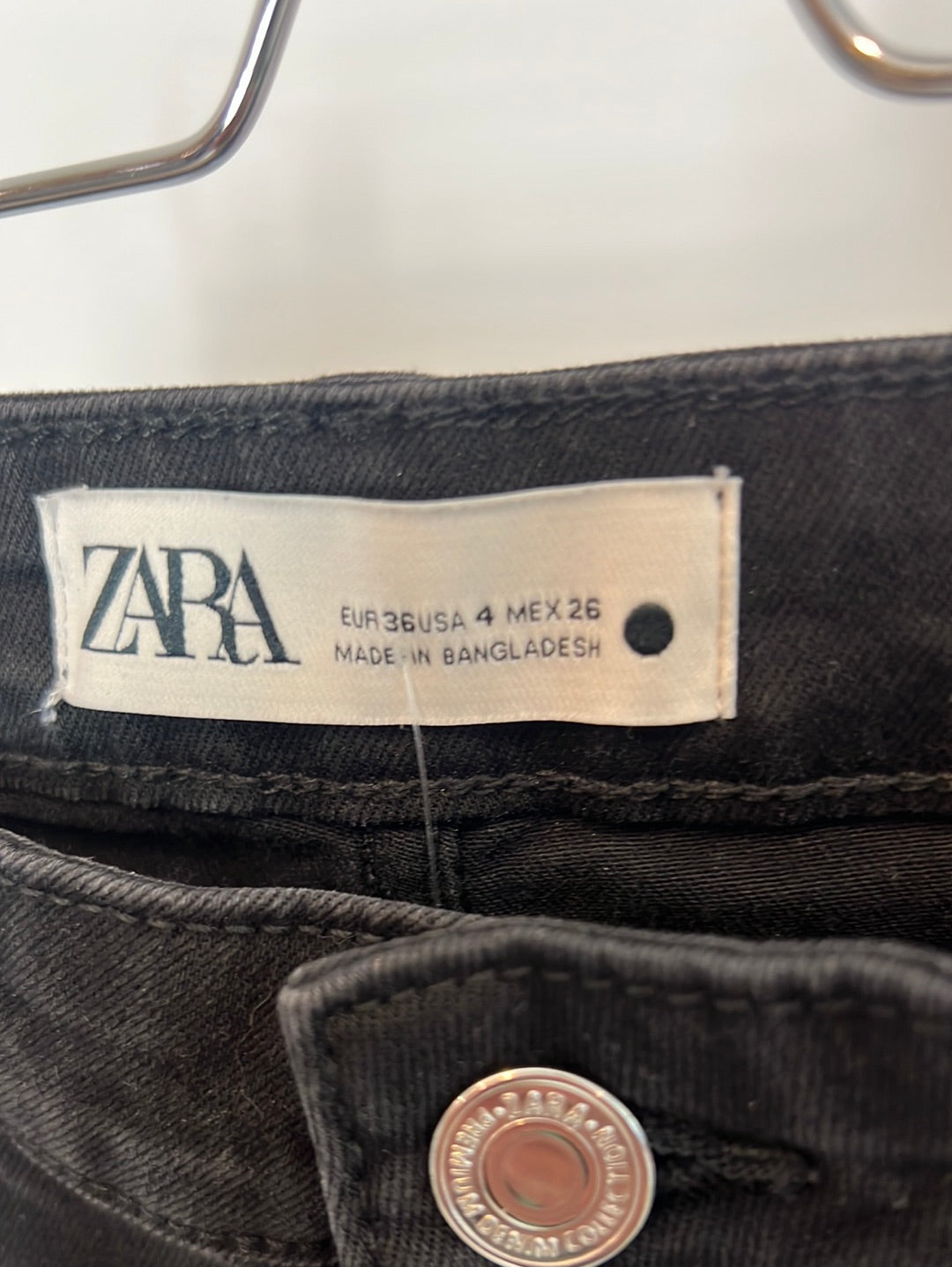 ZARA. Denim negro campana. T 36