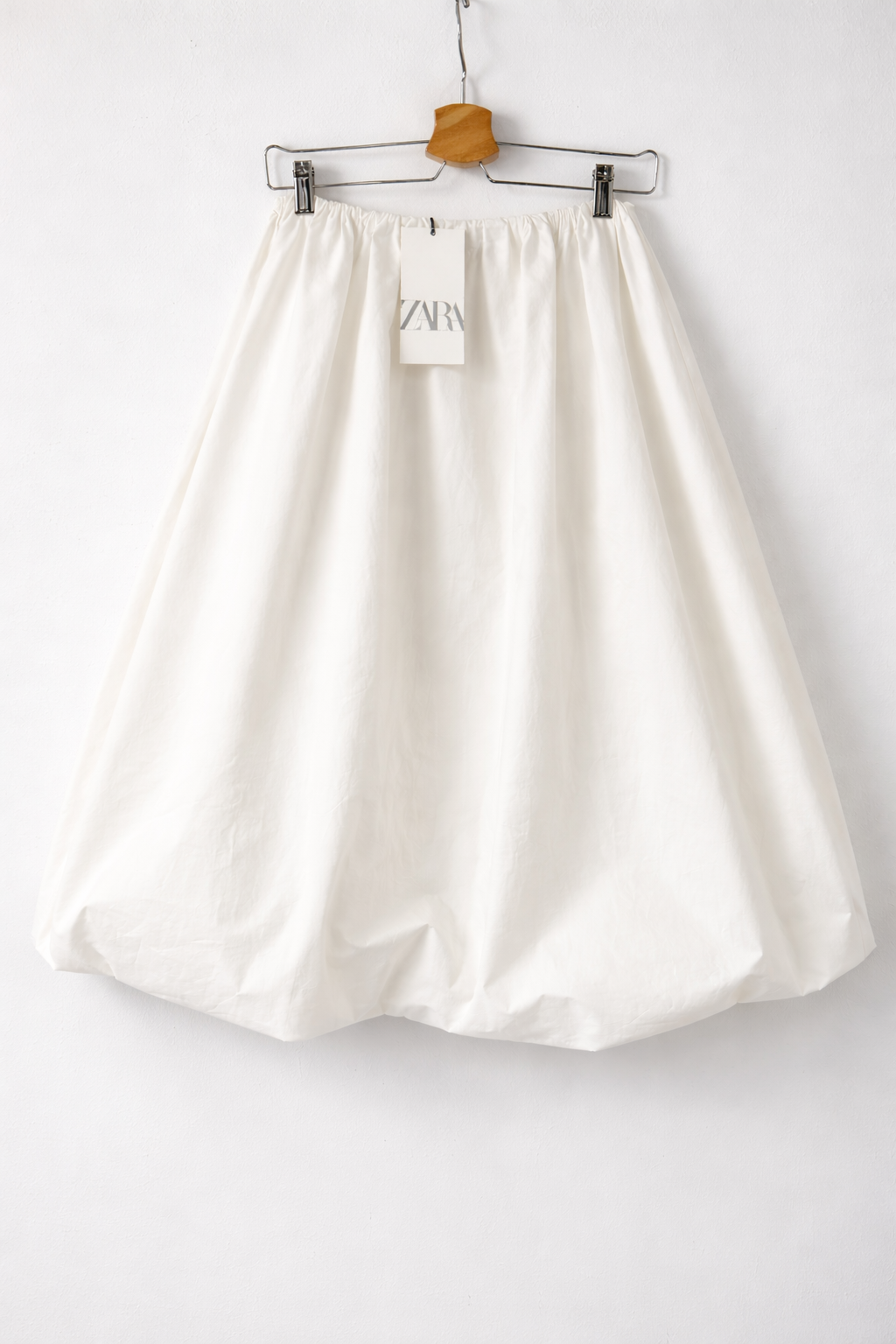 ZARA. Falda blanca globo