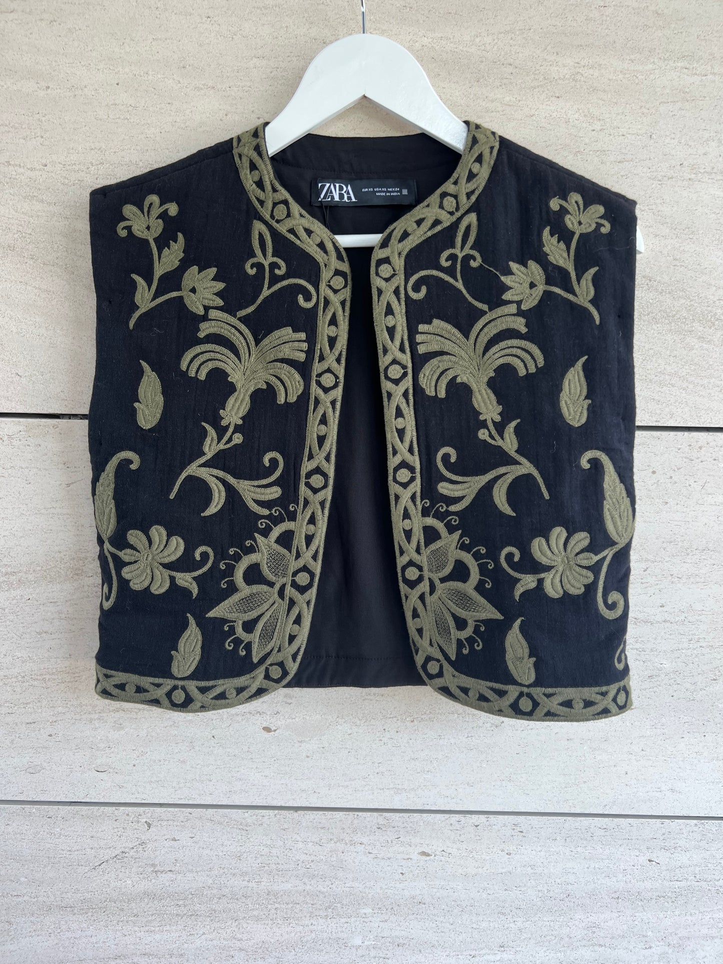 ZARA. Chaleco negro bordado. T XS
