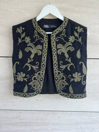 ZARA. Chaleco negro bordado. T XS