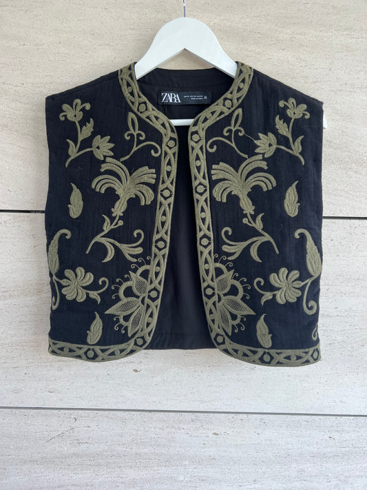 ZARA. Chaleco negro bordado. T XS