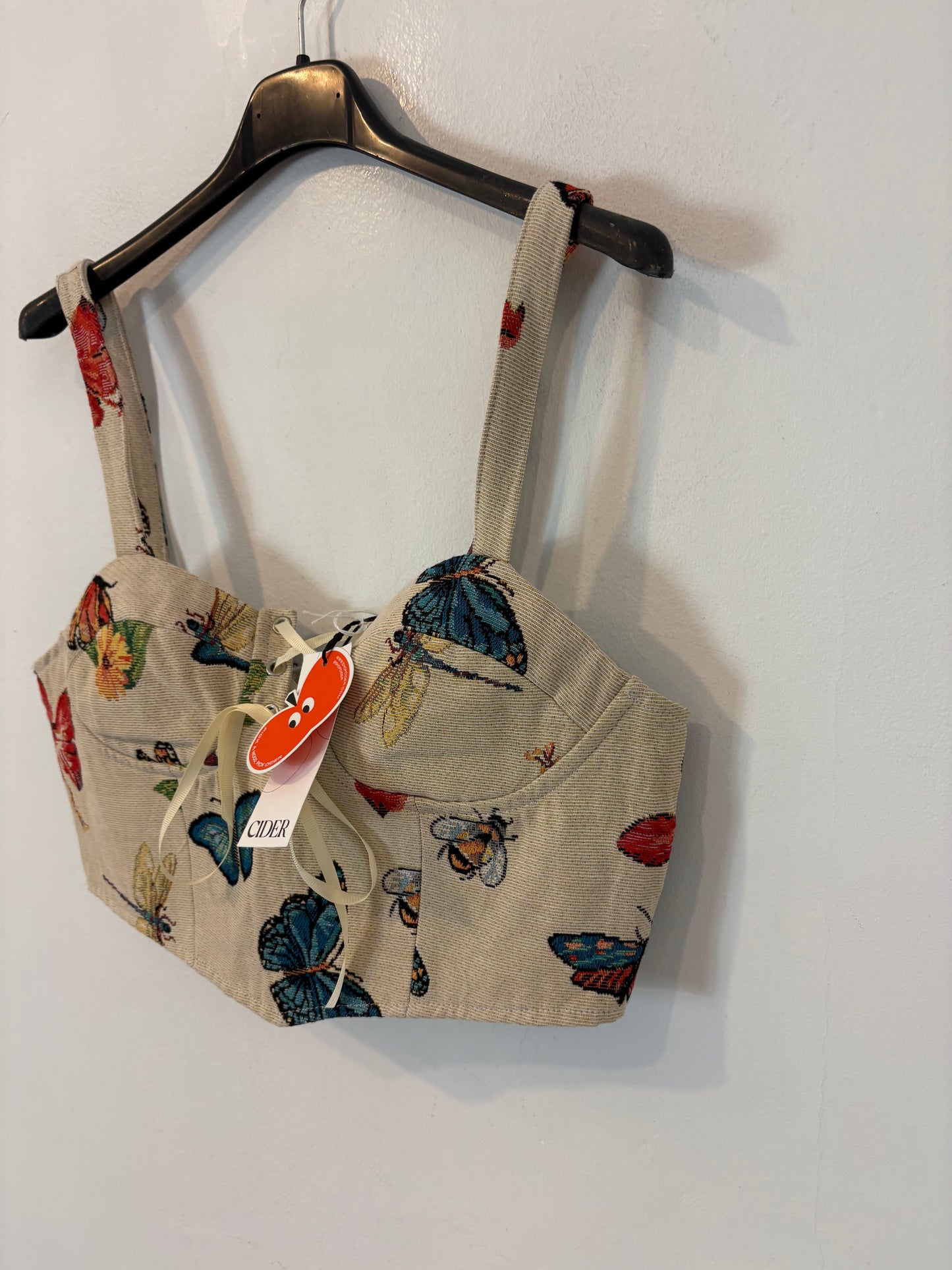 CIDER. Top beige mariposas