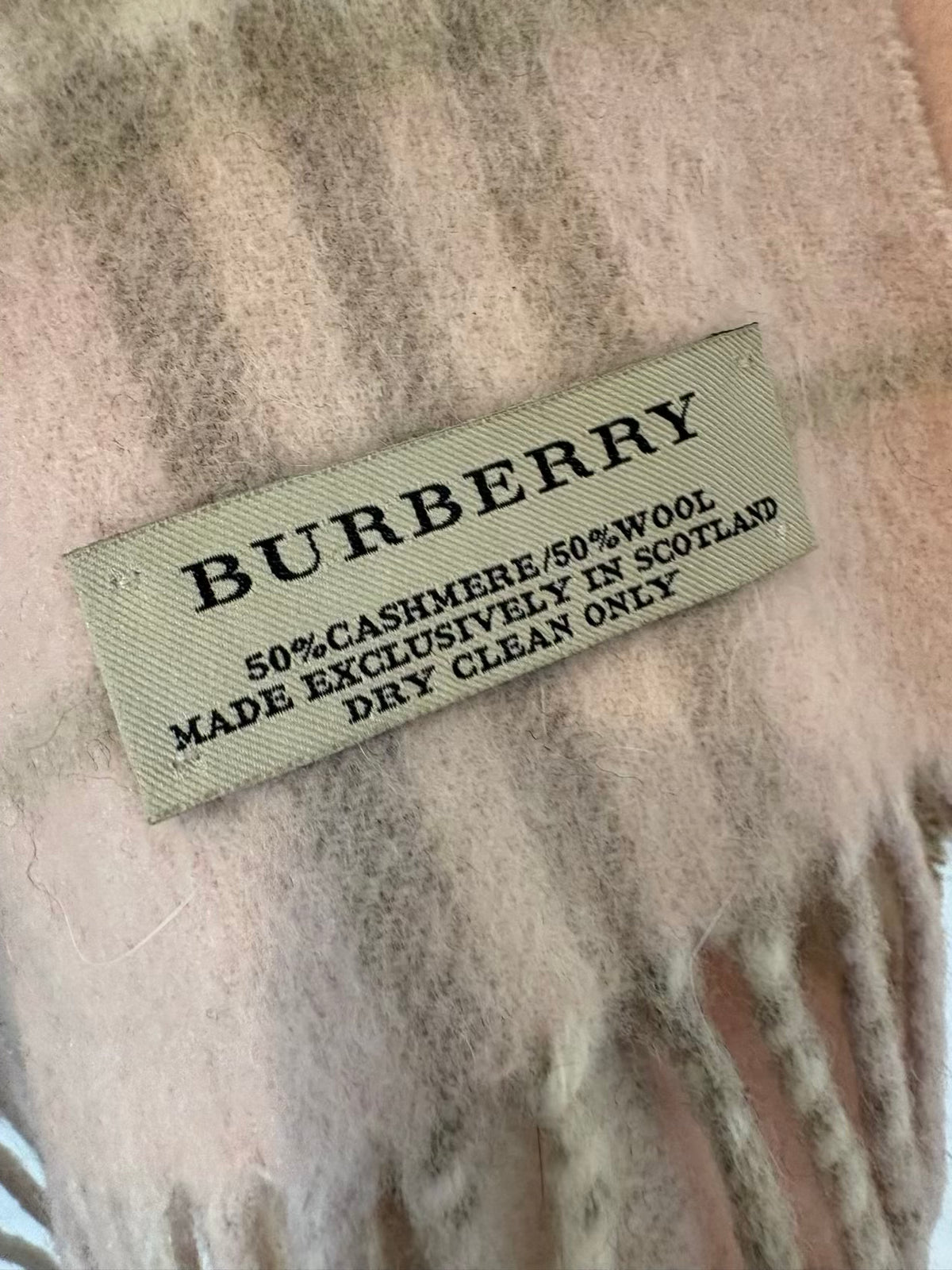 BURBERRY. Bufanda cuadros en rosa lana y cashmere