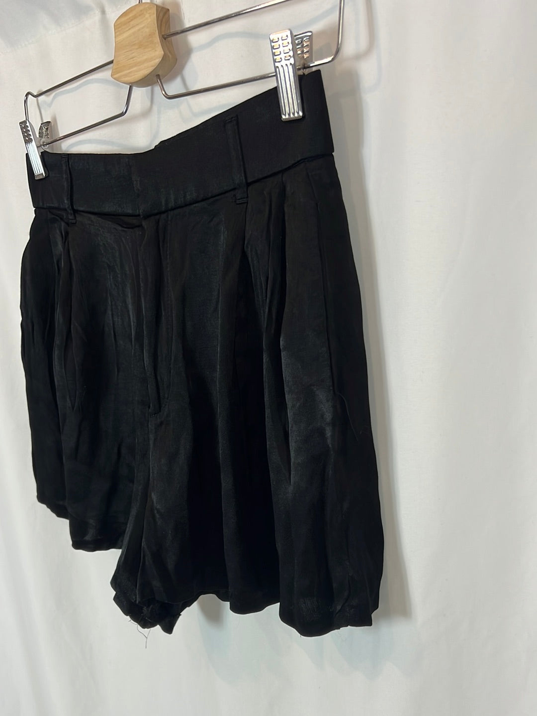 ZARA. pantalón corto negro satinado T.s