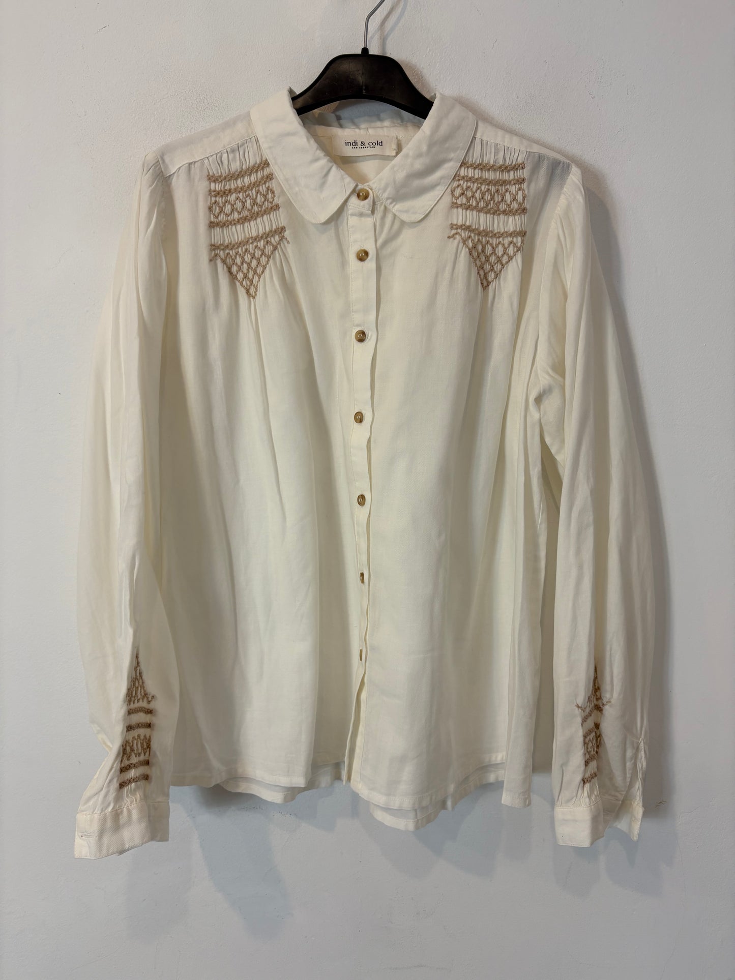 INDI & COLD. Blusa blanca nido de abeja