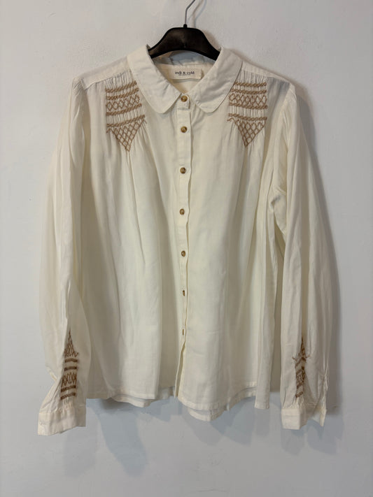 INDI & COLD. Blusa blanca nido de abeja