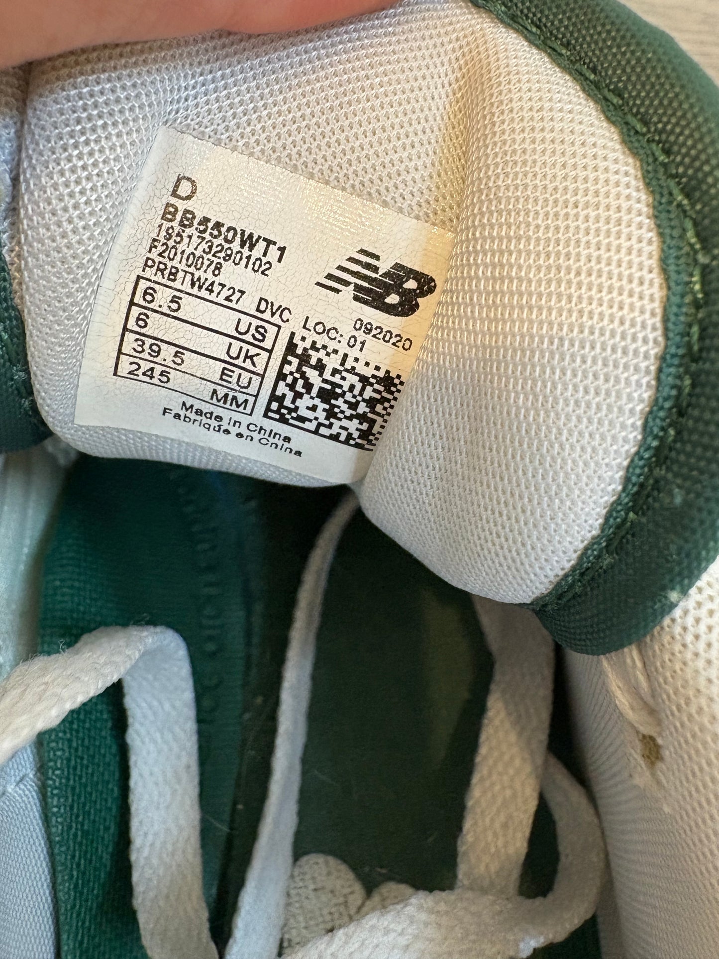 NEW BALANCE 550. Zapatillas blanca detalles verde