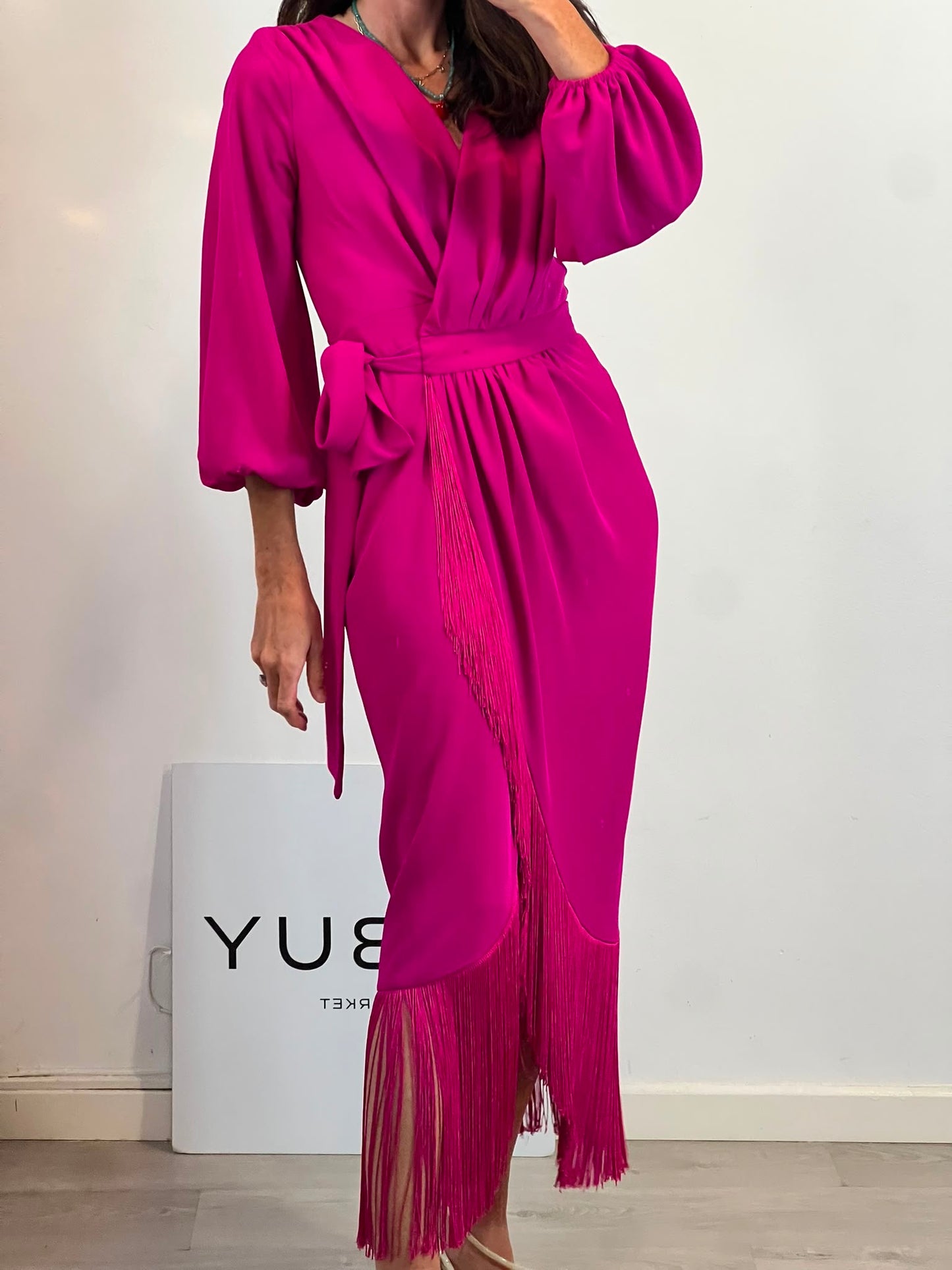 CAYMAA CLOSET. Vestido midi cruzado flecos