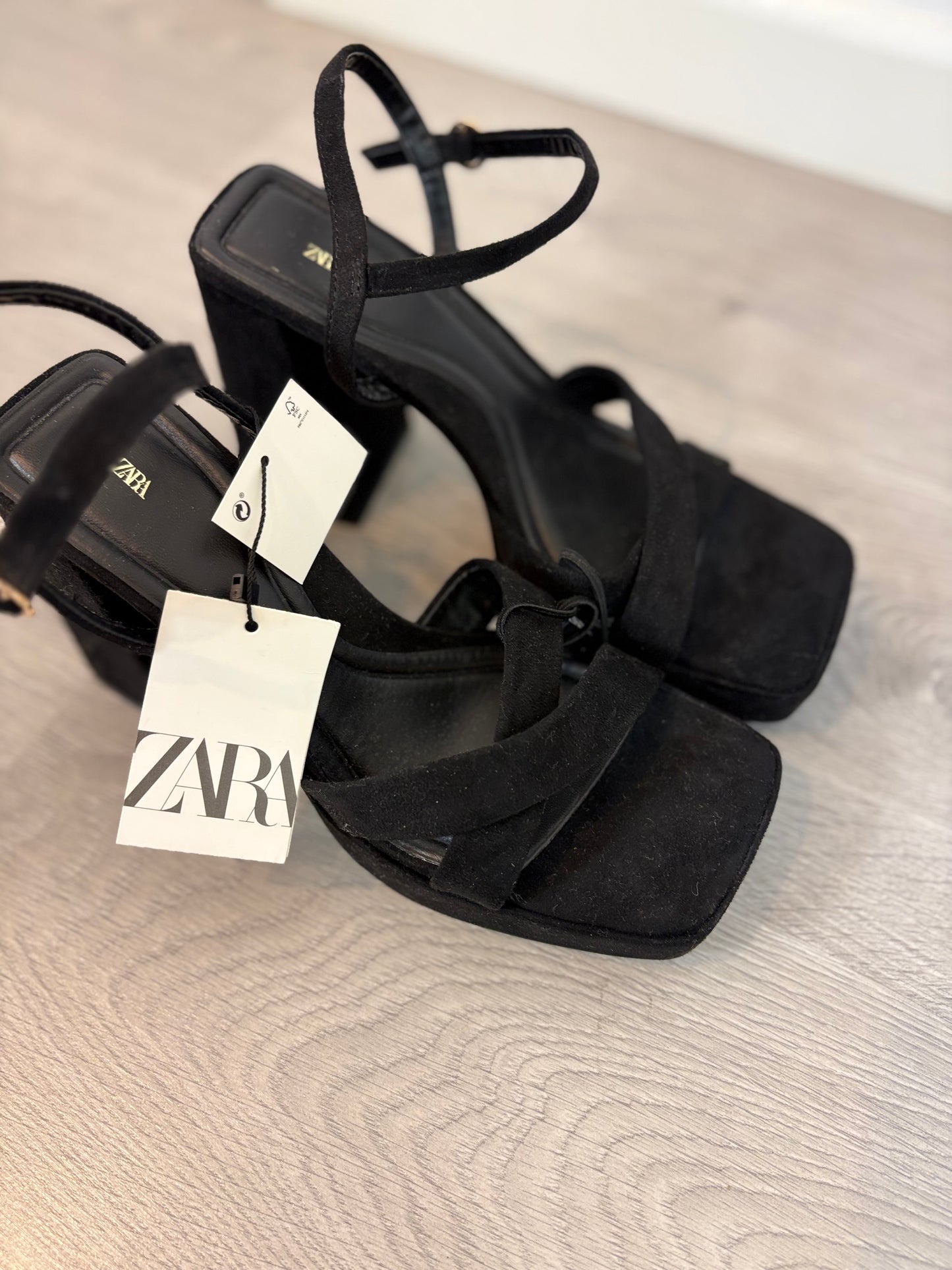 ZARA. Sandalias negras plataforma T.38