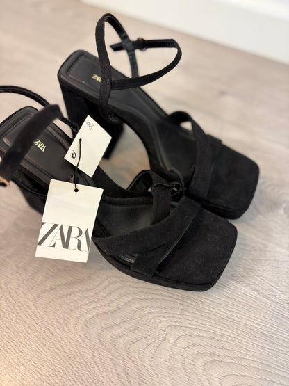 ZARA. Sandalias negras plataforma T.38