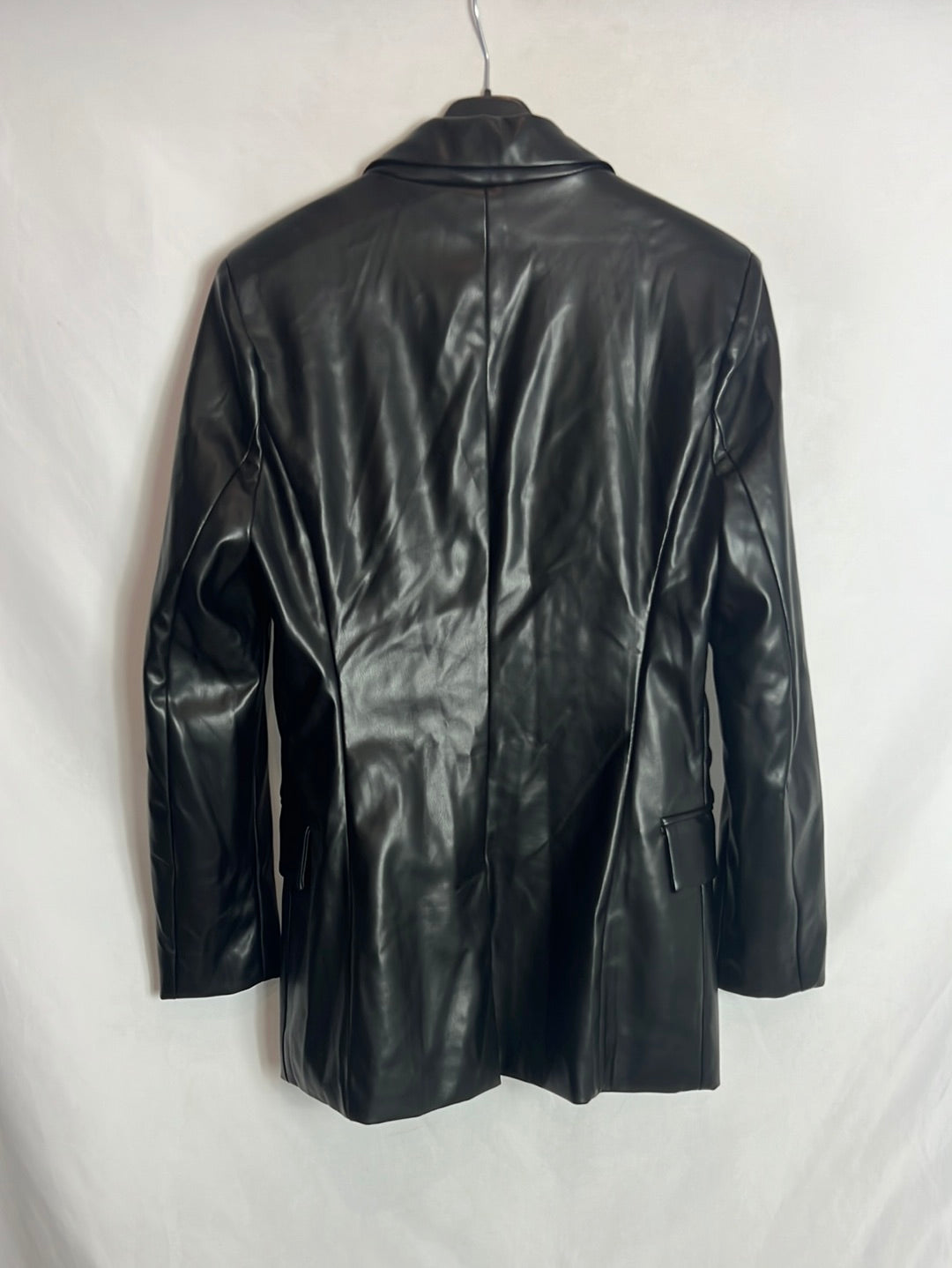 CLP. Blazer negra efecto piel. T M