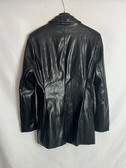 CLP. Blazer negra efecto piel. T M