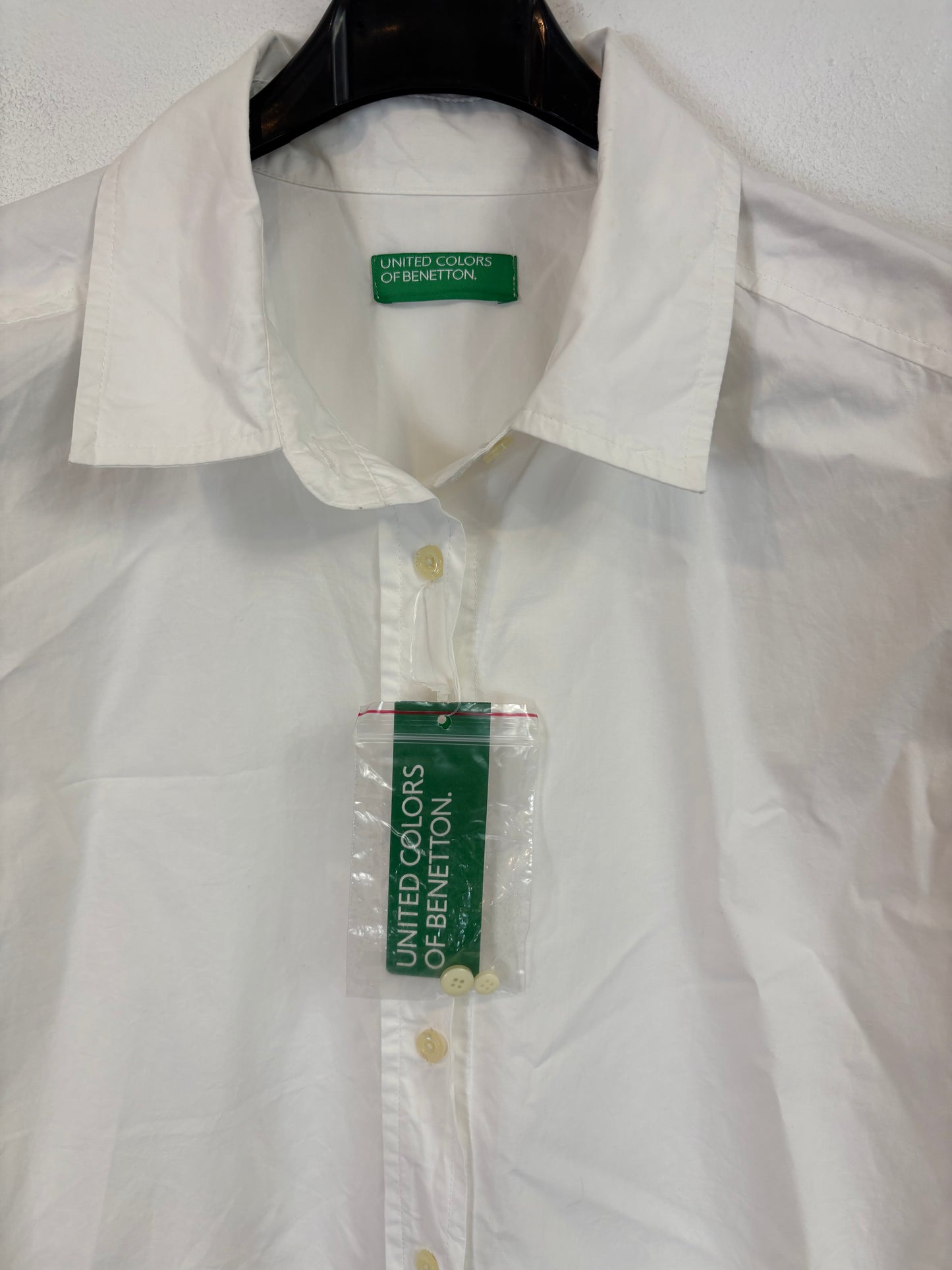 UNITED COLORS OF BENETTON. Vestido camisero blanco