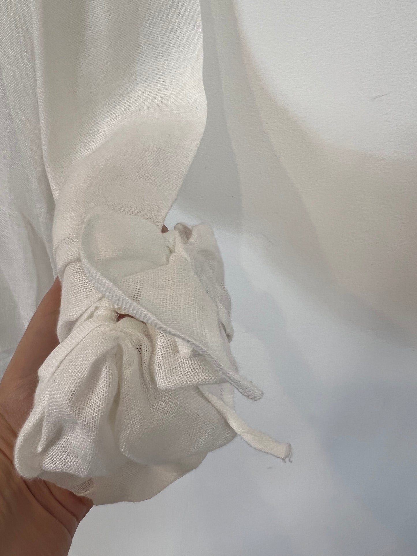 100% Capri. Linen blouse with neck and sleeve detail. TL