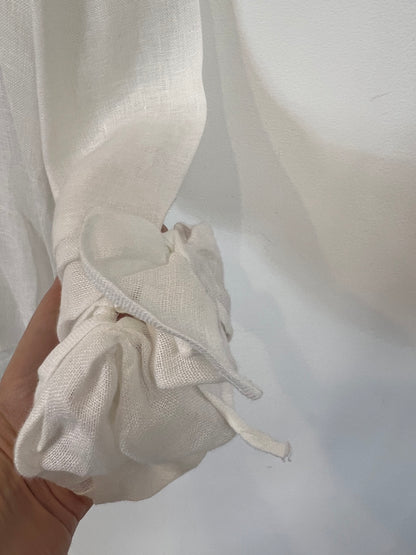 100% Capri. Linen blouse with neck and sleeve detail. TL