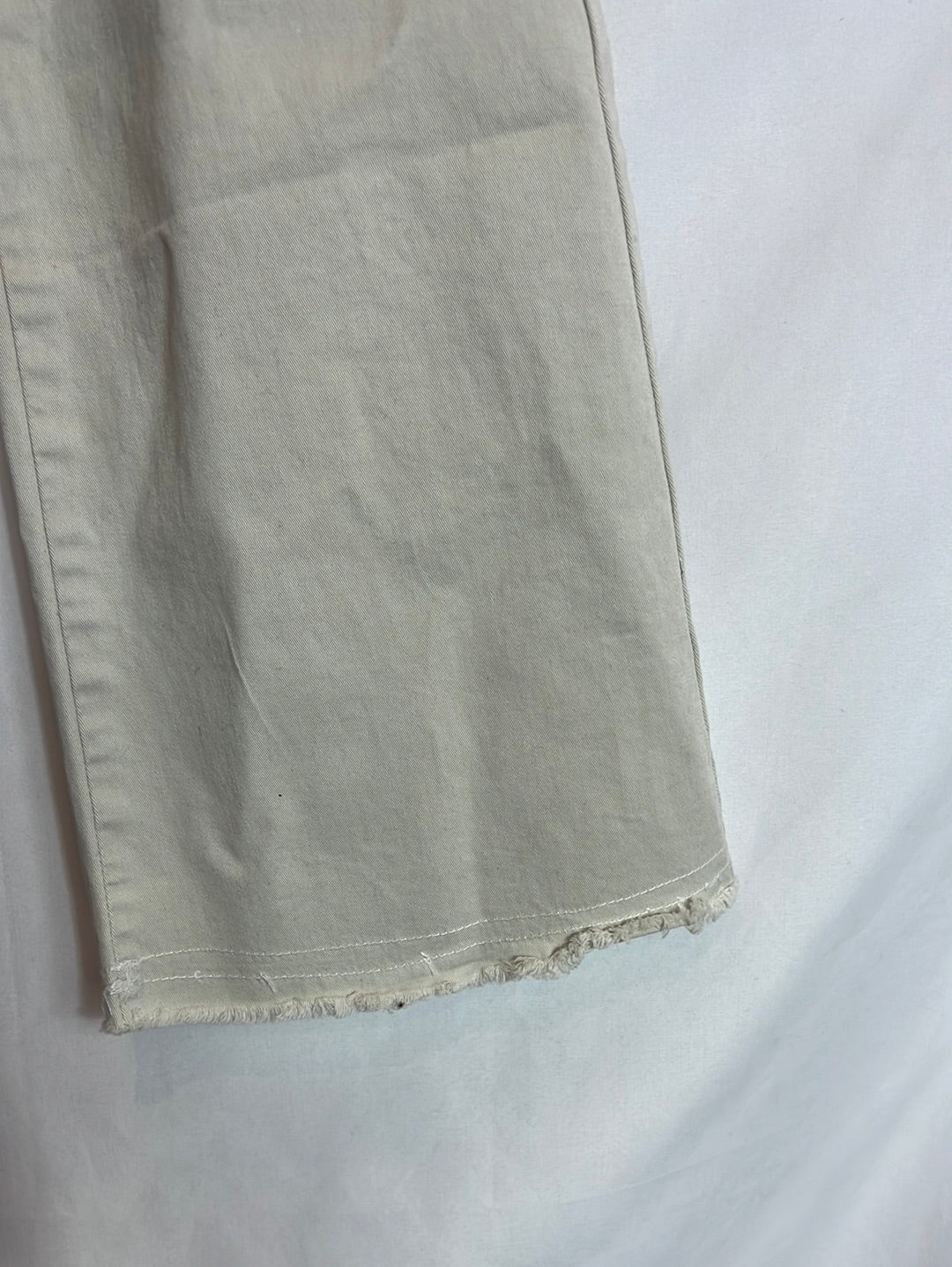 ANCAR. Pantalón niña pata ancha color piedra flecos