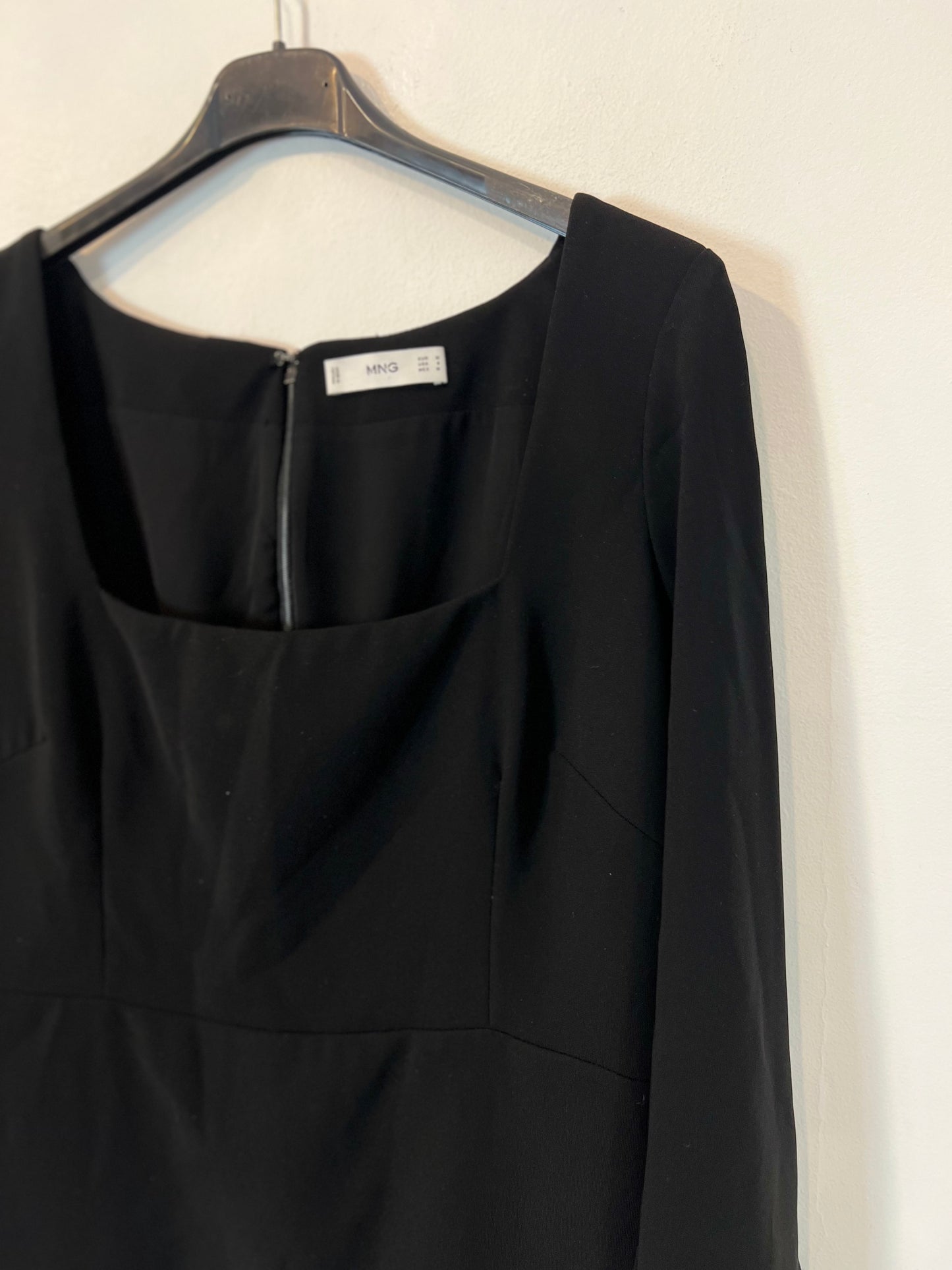 MANGO. Vestido negro corto  T.m