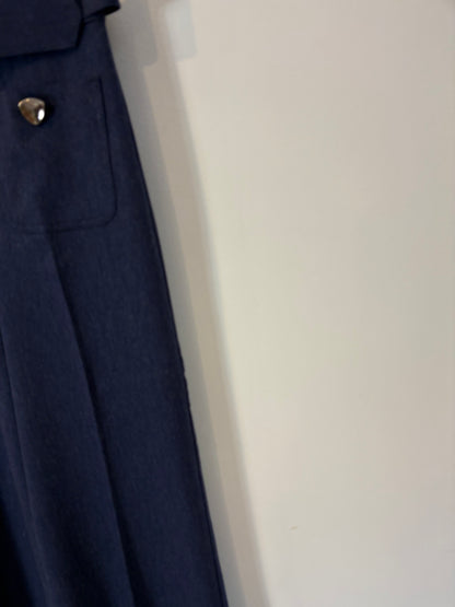 AC by ALBA CONDE. Pantalón azul espiga botones