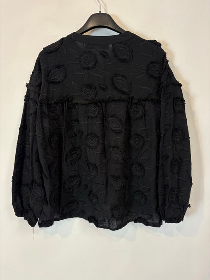 NURIA COBO. Blusa negra texturas