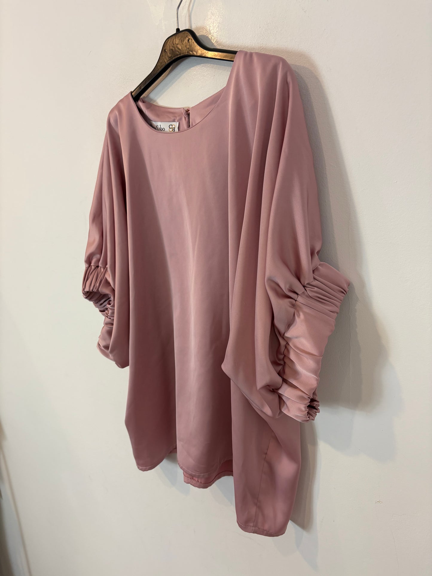 NURIA COBO. Blusa rosa satinada detalle manga