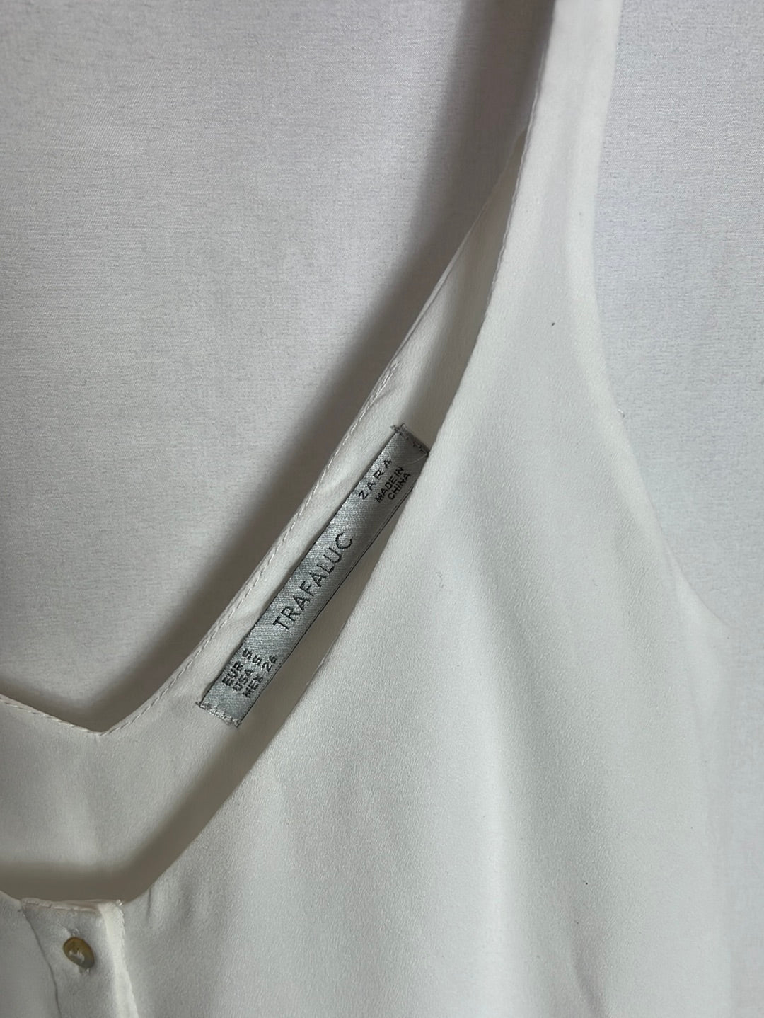 ZARA. White buttoned strap top. TS 