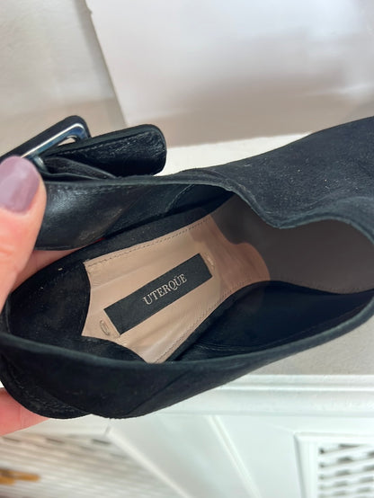 UTERQÜE. Sandalias negras cubiertas.  T 41