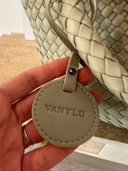 VANYLU. Bolso trenzado gris claro