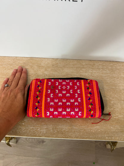 OTRAS. Cartera bordados colores