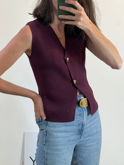 ZARA. Chaleco burdeos botones dorados