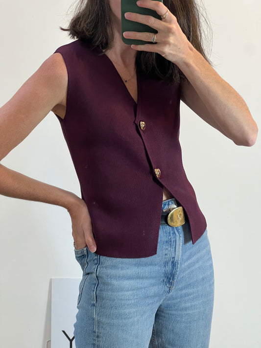 ZARA. Chaleco burdeos botones dorados