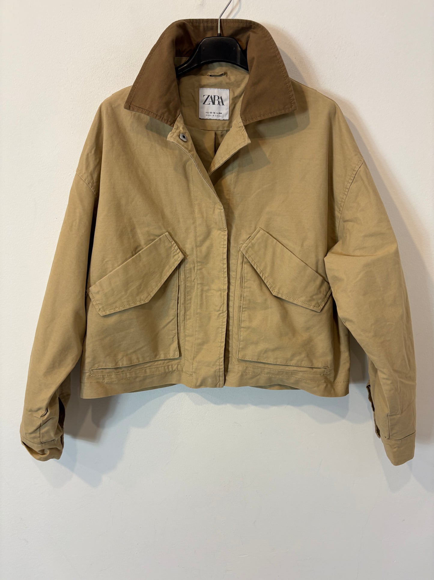 ZARA. Chaqueta beige bolsillos