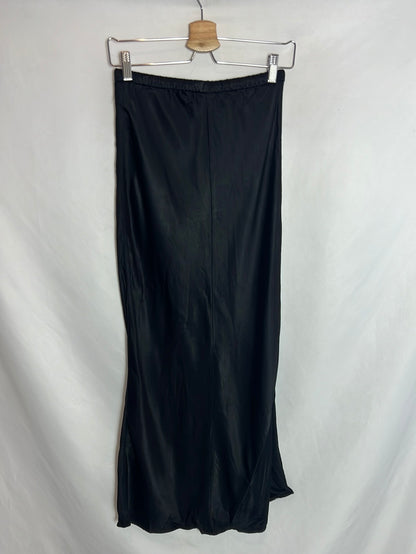 ZARA. Falda midi satinada negra. T XS