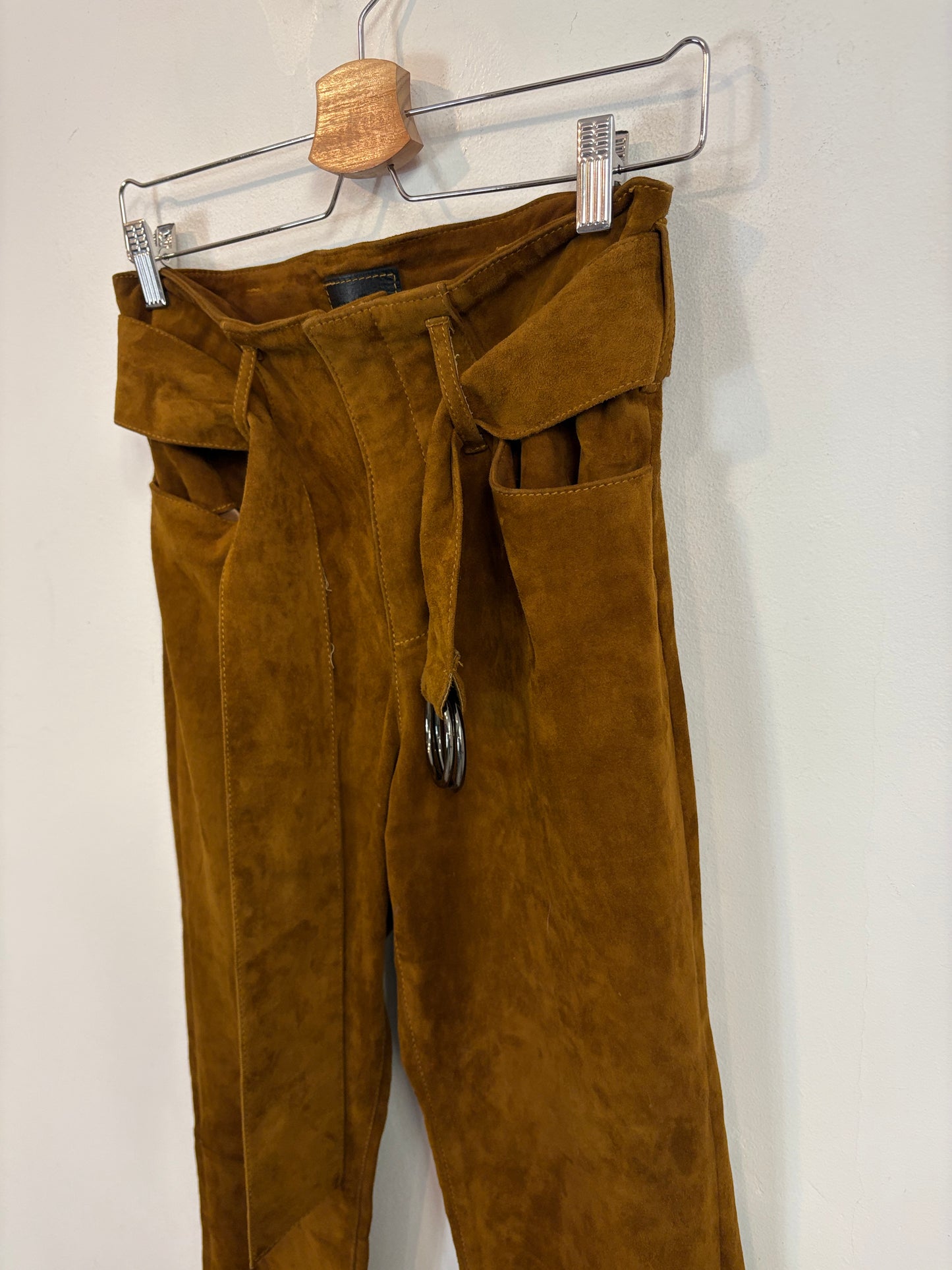 MON & PAU. Pantalón piel vuelta camel