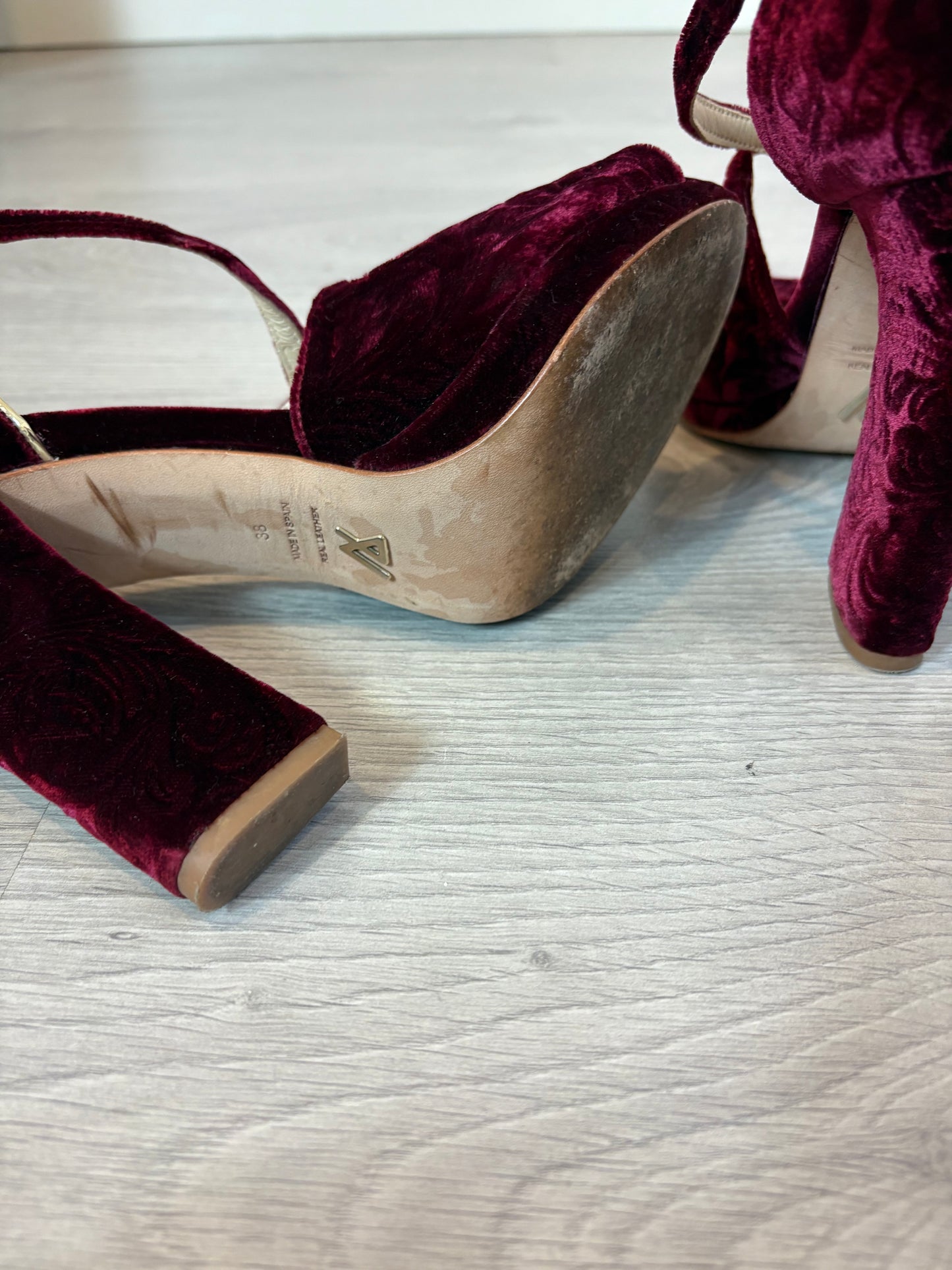 JUST+ ENE. Sandalia terciopelo burdeos