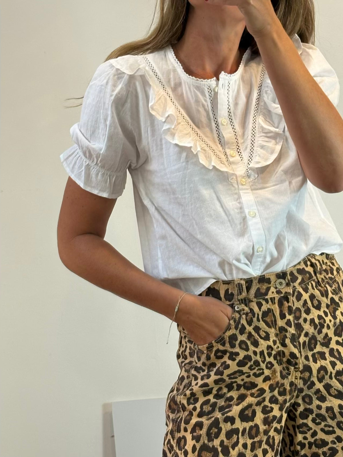 Blusa blanca detalles troquelados