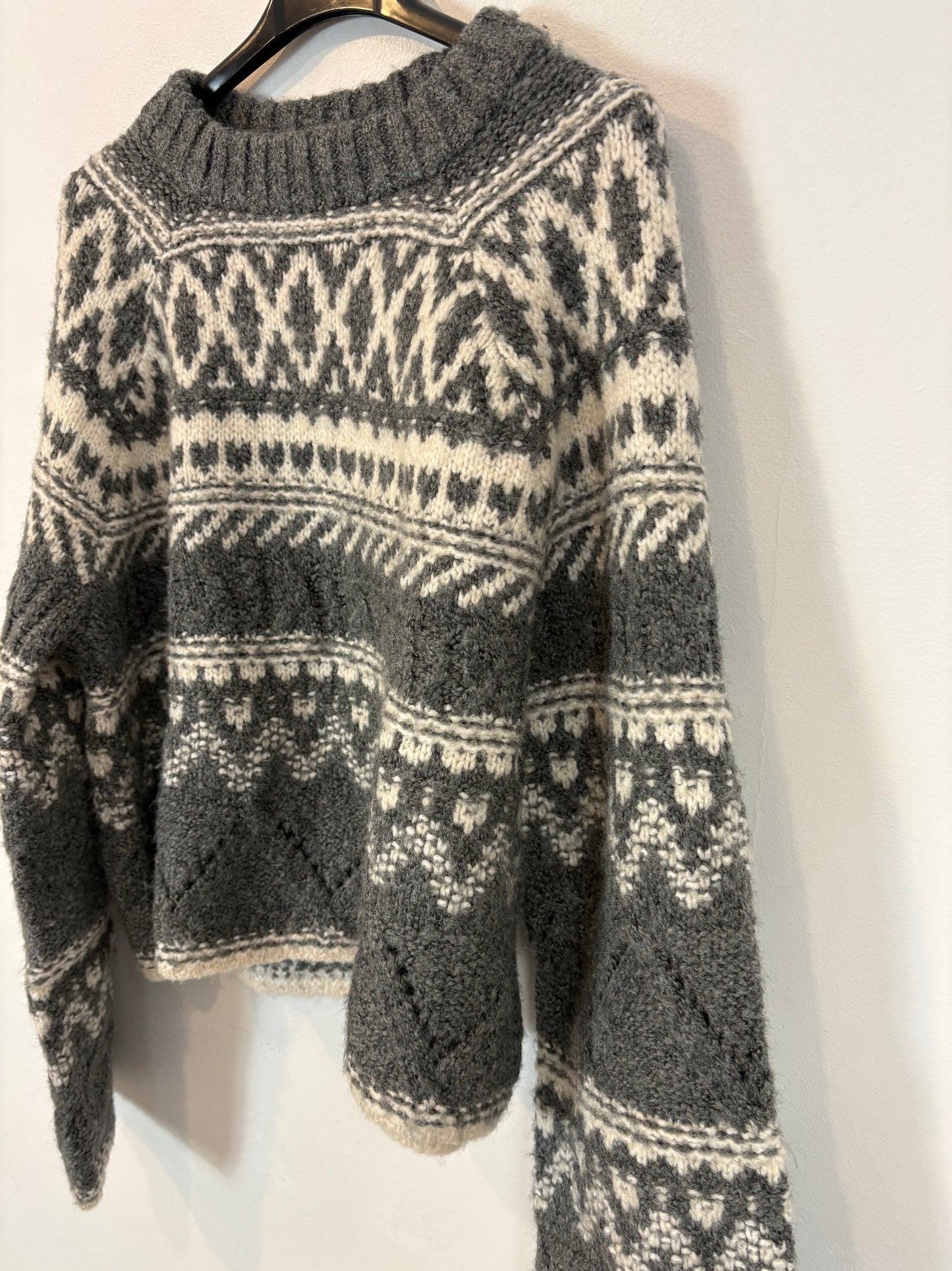 H&M. Jersey gris greca