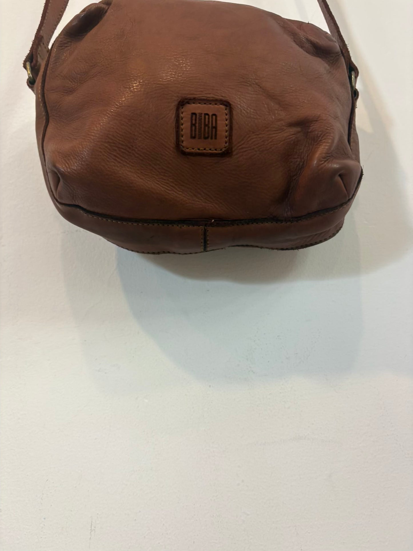 BIBA. Bolso piel marrón asa larga