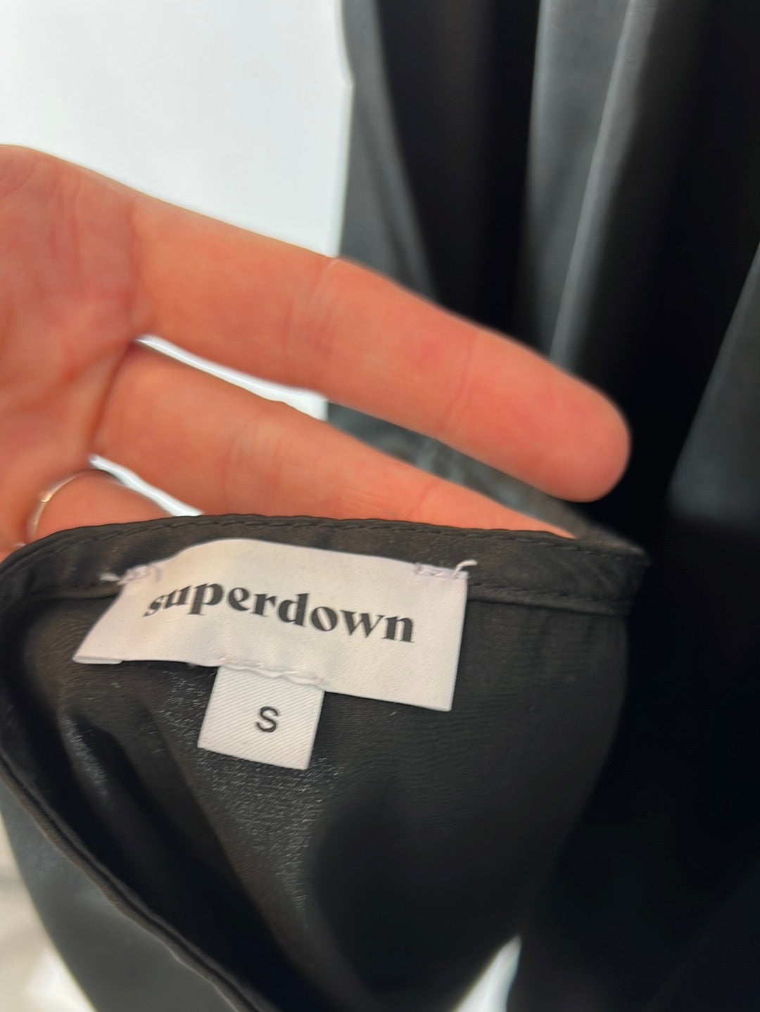 SUPERDOWN. Top negro al cuello. T S