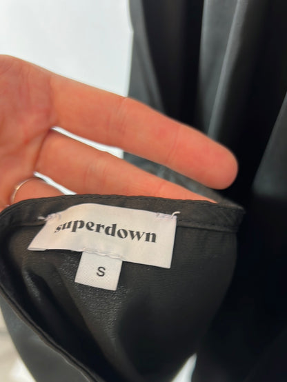 SUPERDOWN. Top negro al cuello. T S