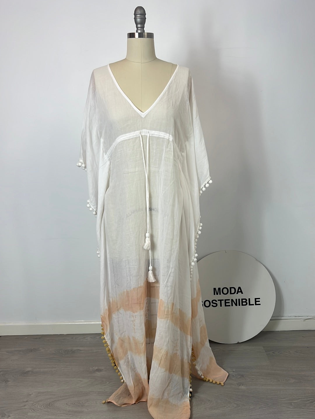 MATHILDE Á LA PLAGE. Caftán blanco detalles tie dye. T S