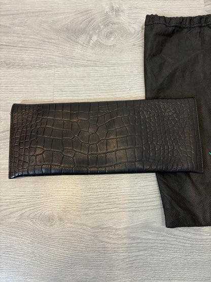 VERDE ESMERALDA . Cartera de mano negra troquelada