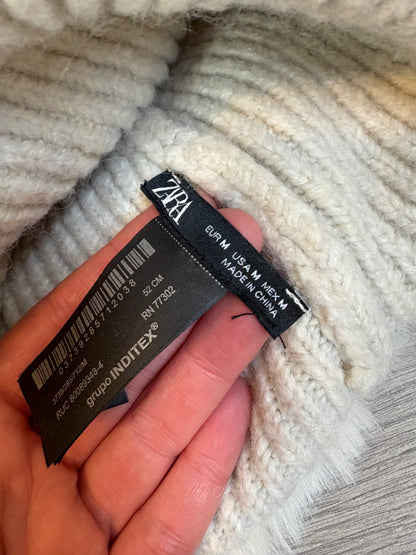 ZARA. Gorro beige con pelo