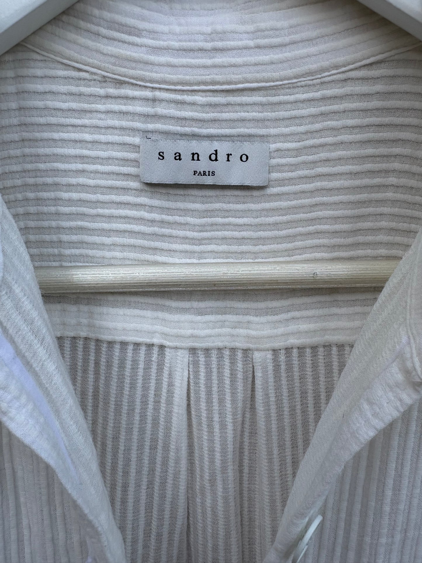 SANDRO. Mono blanco texturas