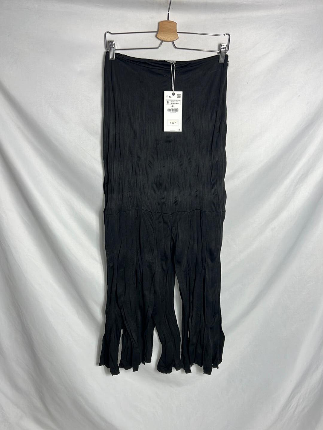 ZARA. Falda midi negra flecos. T M