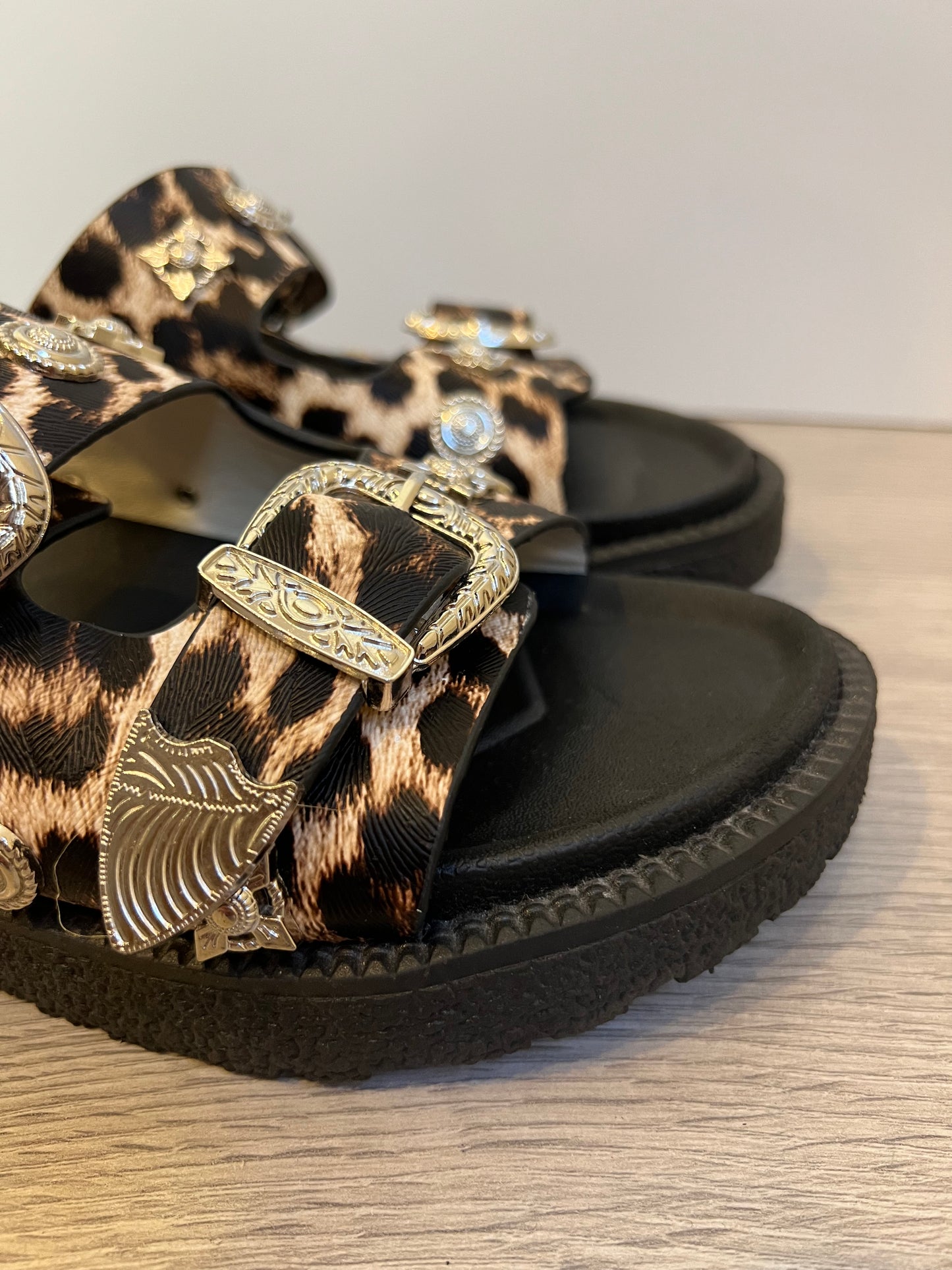 OTRAS. Sandalia animal print tachuelas. T 38