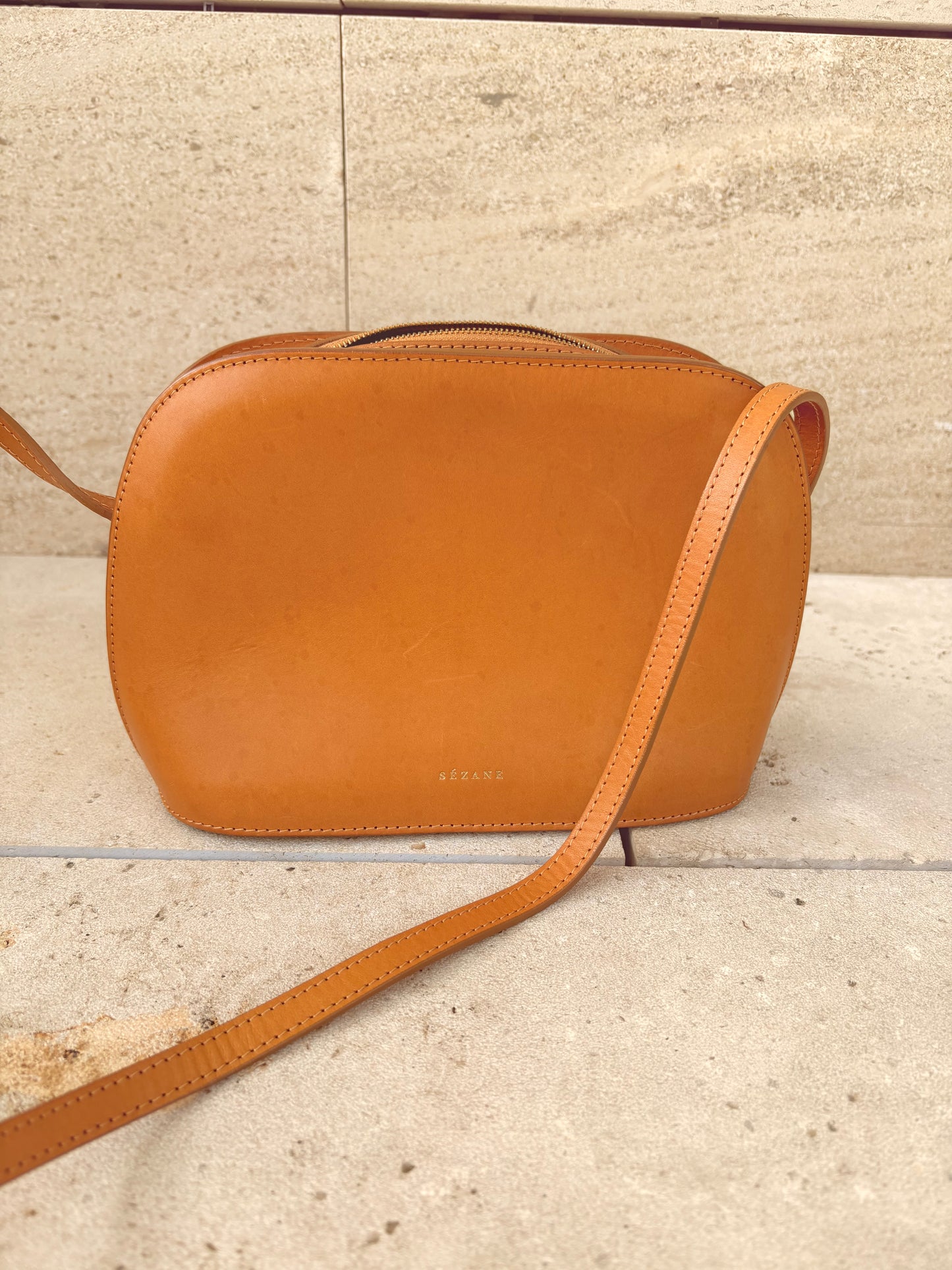 SÉZANE. Bolso camel asa larga