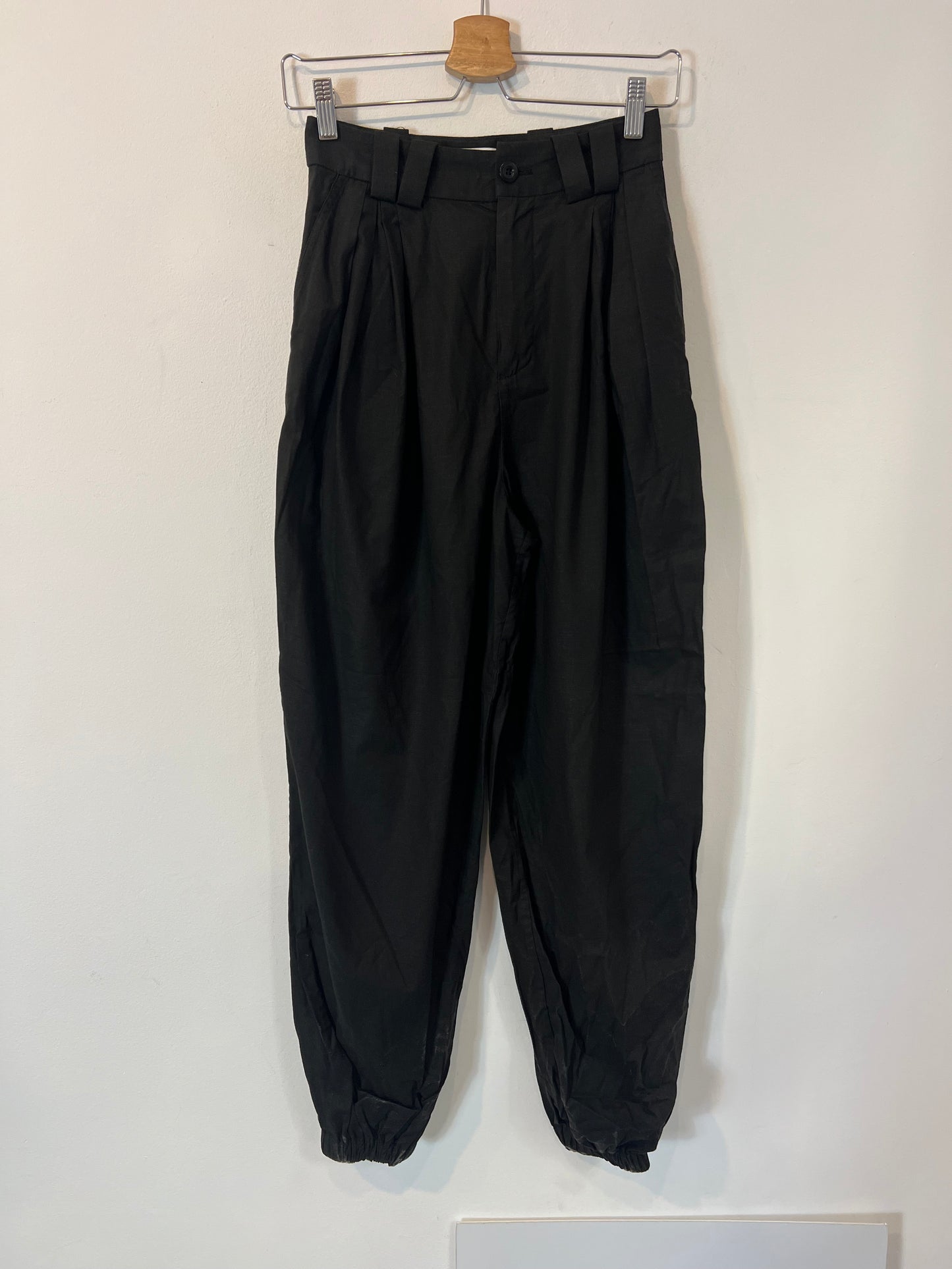 L'ACADEMIE. Conjunto pantalón y top gris