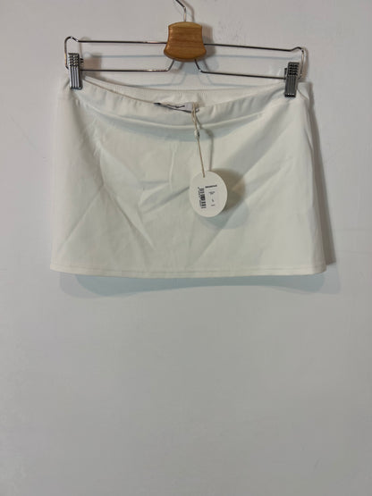 GIMAGUAS. Falda blanca corta semi elástica. T L